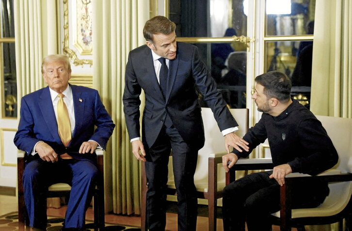 Donald Trump, Emmanuel Macron y Volodimir Zelensky, en la reunión que mantuvieron antes de la ceremonia.