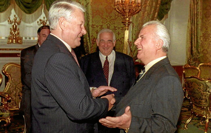 El presidente ruso, Boris Yeltsin, y su homólogo ucraniano, Leonid Kravchuk, conversan antes del inicio de la cumbre de la Comunidad de Estados Independientes (CEI), el 24 de septiembre de 1993.