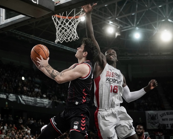 La disputa del derbi entre Bilbao Basket y Baskonia, bajo los aros.