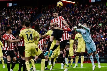 Paredes cabecea un córner para adelantar al Athletic en el marcador.