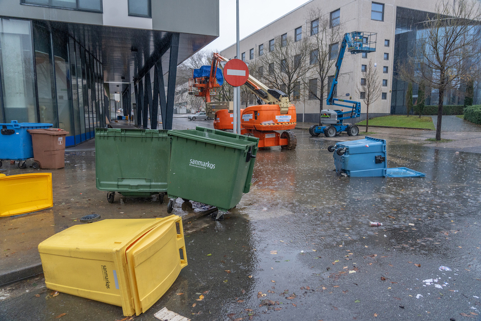 En Donostia, el viento ha volcado y arrastrado varios contenedores