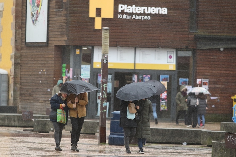 La lluvia y el viento también han hecho acto de presencia en Durangoko Azoka.