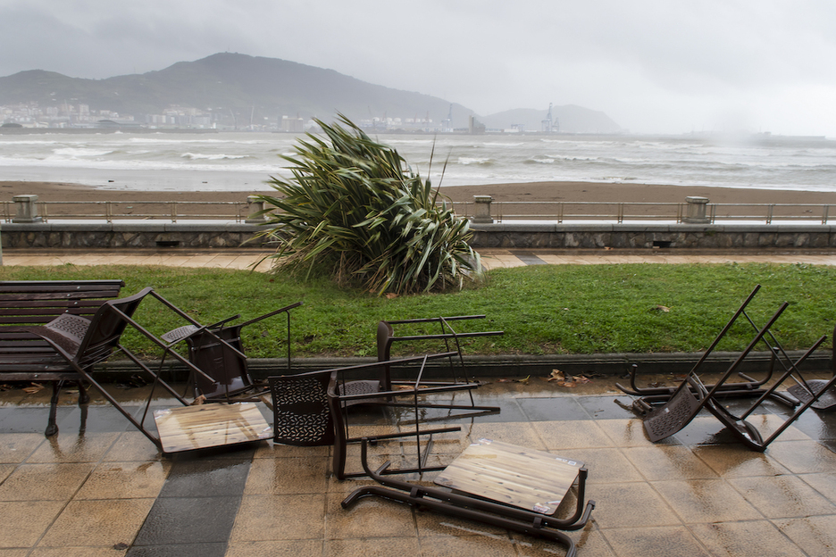 El viento ha arrastrado sillas y mesas en Getxo.