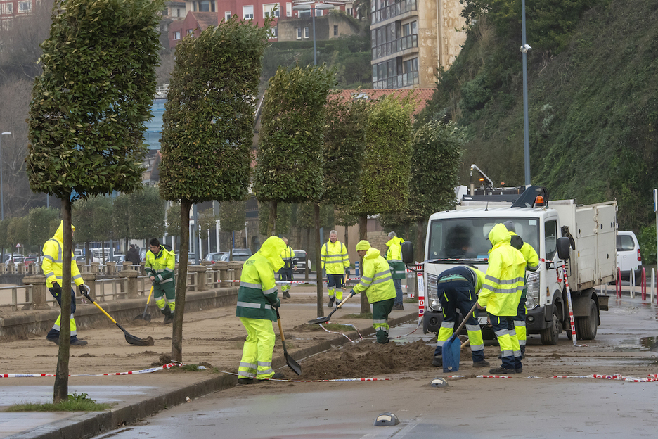 Varios operarios se han encargado de recoger la arena que el viento ha sacado de la playa de Ereaga, en Getxo.