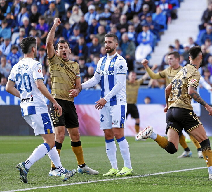 Mikel Oyarzabal Realaren lehenengo gola ospatzen, Braisek baloia sareratu ondoren.