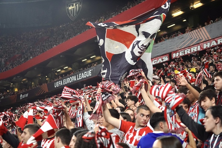 Ambiente en la Iñigo Cabacas Herri Harmaila en el partido contra el Elfsborg.