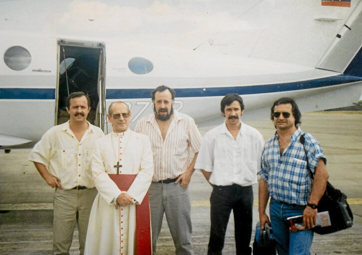 De izquierda a derecha, Juanjo Aristizabal, Monseñor Josetxo Laboa, Juan Karlos Arriaran, Koldo Saralegi y Ángel Aldana, en el aeropuerto de Panamá antes de subir al avión privado del presidente de Venezuela, Carlos Andrés Pérez (Juanjo Aristizabal)