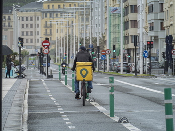 Un repartidor de Glovo en las calles de Donostia.