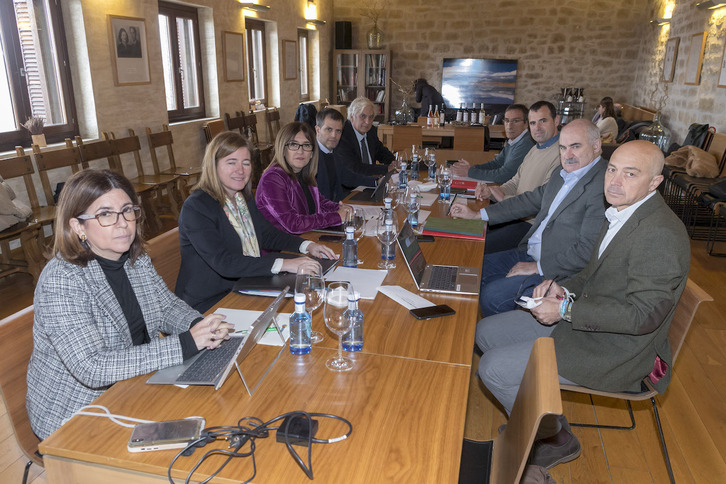 Un momento de la reunión de los consejeros de Agricultura de Lakua, Nafarroa y La Rioja para analizar la situación del sector del vino.