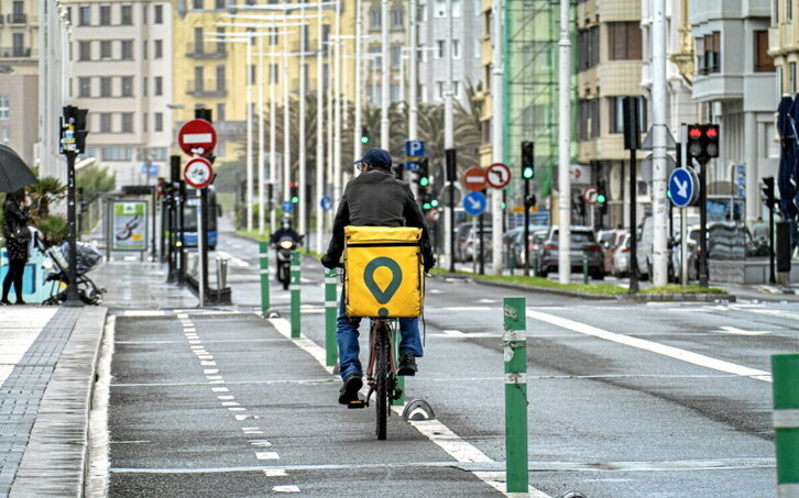 Un repartidor de Glovo en las calles de Donostia.