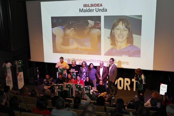 Los premiados, junto con las nuevas camisetas de la Euskal Selekzioa.