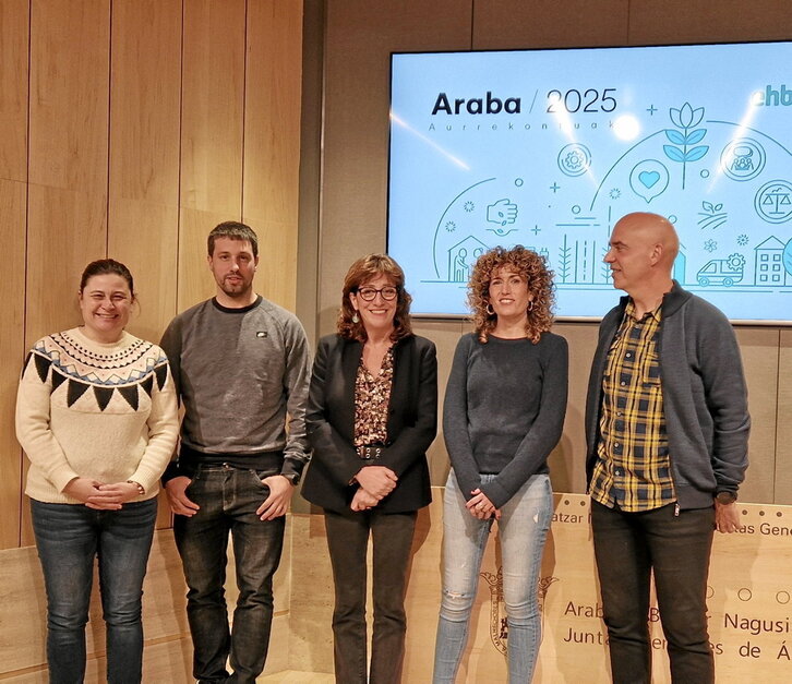 Parte del grupo de EH Bildu en JJGG presentando el acuerdo.