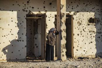 Una mujer kurda, huida de Alepo, en una vivienda tiroteada en Tabqa. 