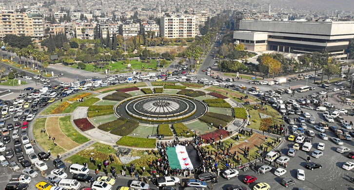 Celebración con la bandera insurgente en la plaza de los Omeyas, en Damasco.