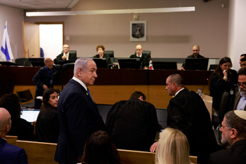 Benjamin Netanyahu, ante el Tribunal de Distrito de Tel Aviv, este martes.