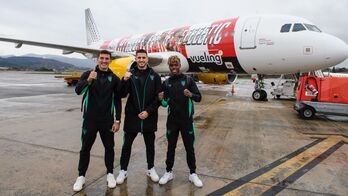 Vivian, Sancet y Nico Williams posan junto al nuevo avión del Athletic.