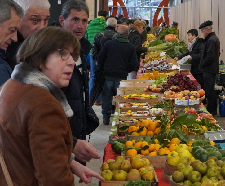 Zaldiekin  batera, fruta eta berdurak nagusi izango dira aurten ere Santa Lutzi azokan. 