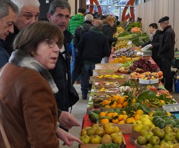 Zaldiekin  batera, fruta eta berdurak nagusi izango dira aurten ere Santa Lutzi azokan. 