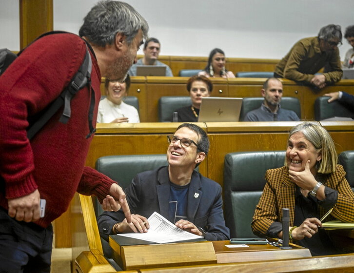 Parlamentarios de EH Bildu conversan antes del inicio del pleno parlamentario.