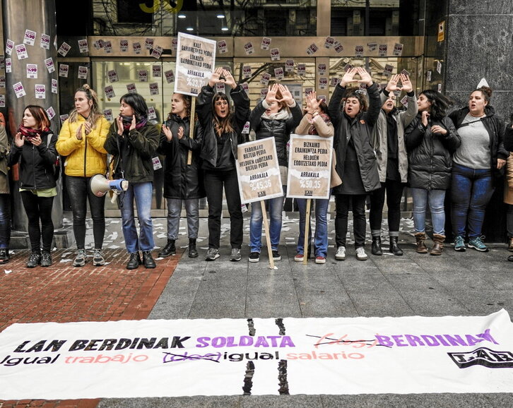 Imagen de archivo de una protesta contra la brecha salarial.