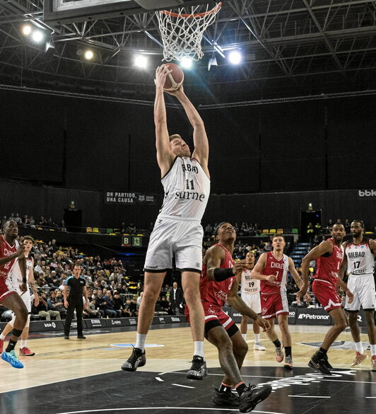 El trabajo de Thijs De Ridder en el rebote dio grandes réditos a Bilbao Basket.