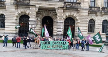 Trabajadores de Uber se han concentrado ante la sede de la Diputación de Bizkaia.