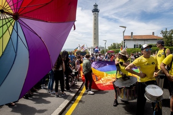 Tous les ans, un défilé des fiertés part du phare de Biarritz direction le centre-ville de la cité impériale.