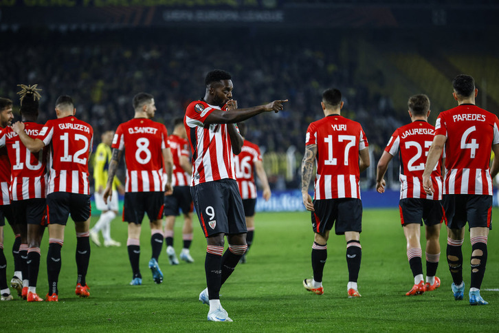 Iñaki Williams celebra uno de sus goles mientras sus compañeros retroceden hacia su campo.