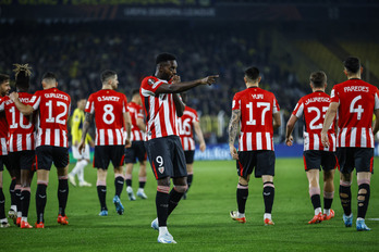 Iñaki Williams celebra uno de sus goles mientras sus compañeros retroceden hacia su campo.