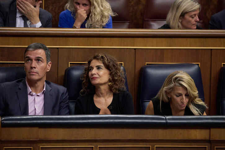 Pedro Sánchez junto a la ministra española de Hacienda, María Jesús Montero.