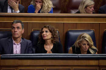 Pedro Sánchez junto a la ministra española de Hacienda, María Jesús Montero.