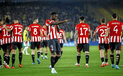 Iñaki Williams celebra uno de sus goles, mientras los compañeros retroceden a propio campo.