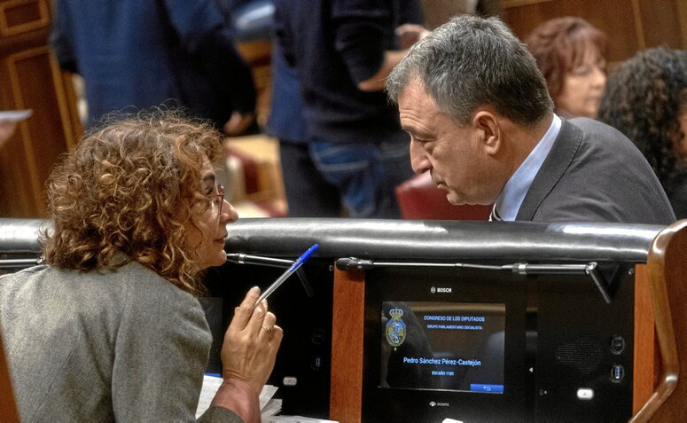 La ministra de Hacienda, María Jesús Montero, y el portavoz del PNV, Aitor Esteban, en una imagen de archivo.