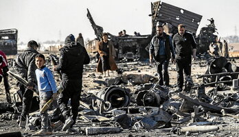 Restos tras un bombardeo israelí en Qamishlo, donde las FSD compartían presencia con las fuerzas de  Bashar al-Assad.