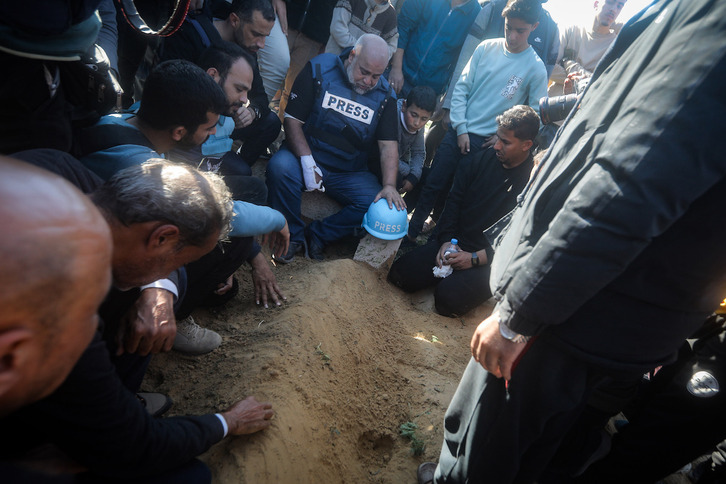 Entierro del periodista palestino Hamza Dahdouh, que trabajaba para Al Jazeera y que murió en un ataque aéreo israelí sobre Gaza a principios del año.  