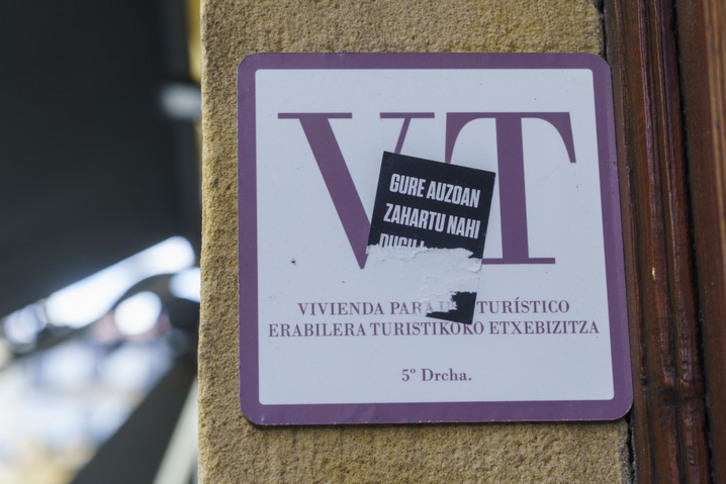 Placa de vivienda turística en un portal de Donostia.