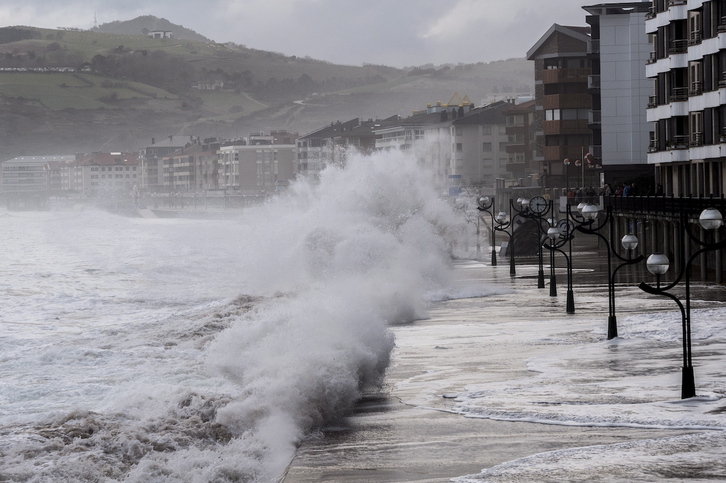 Olatuak Zarauzko malekoia kolpatzen, denborale batean.