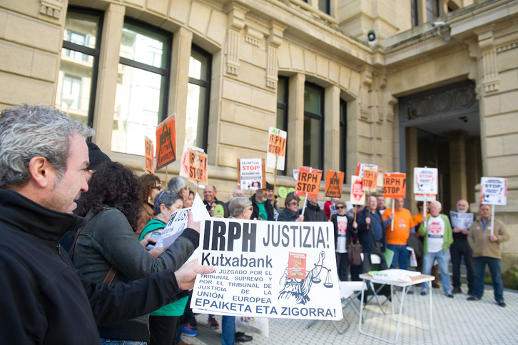 Imagen de archivo de una concentración en Donostia contra la aplicación abusiva de las cláusulas IRPH.