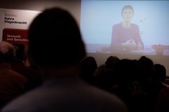 Sahra Wagenknecht, líder de la Alianza Sahra Wagenknecht (BSW), habla por videoconferencia en un acto electoral del partido.