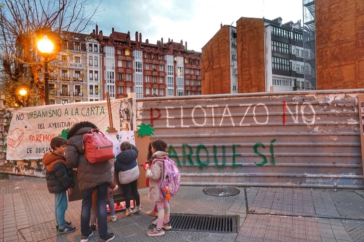 La comunidad escolar del Colegio Cervantes, contiguo al solar, ha estado presente en la protesta.