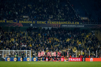 Los jugadores del Athletic hacen piña al término del partido ante el Fenerbahçe.