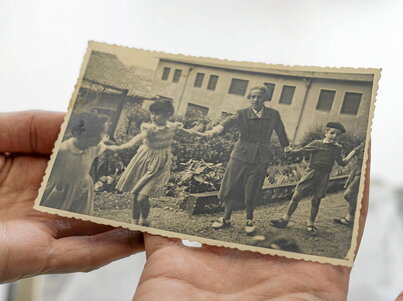 Elbira Zipitria bere ikasleekin, argazki ezagunenetakoa den irudian. Gaztelurako bidean doa haurrekin, 1954ko uztailaren 15ean. Argazki originala da esku artean duguna.