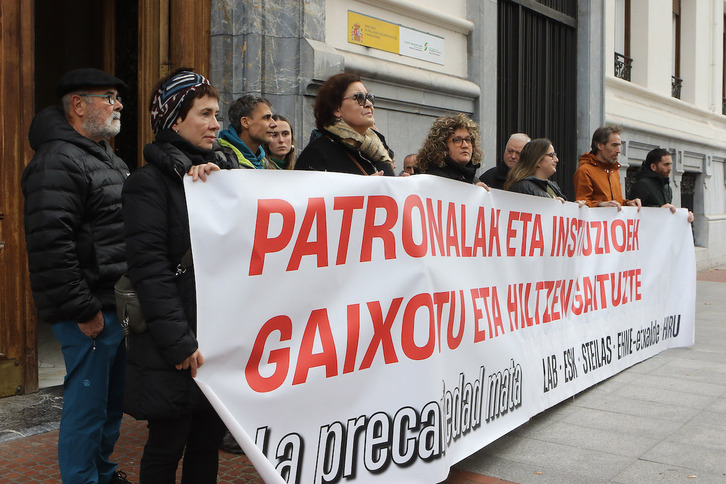 Denuncia de la muerte de un camionero en Larrabetzu, ante la Seguridad Social en Bilbo este viernes.