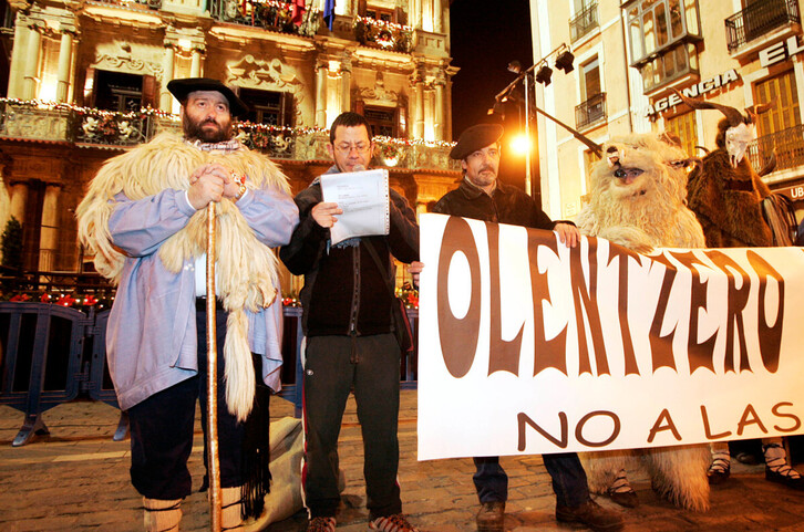 «Olentzero aurrera», protesta frente al Ayuntamiento de Iruñea en 2006