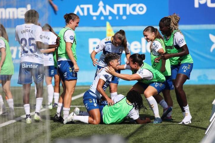 María José Pérez celebra con sus compañeras el gol que daba el empate al UDCA Tenerife contra el Atlético en el descuento.