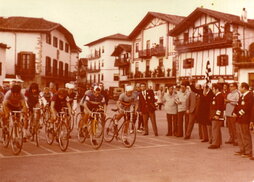 Pistoletazo de salida de la carrera de profesionales del Mundial de Ciclocross que se disputó el 24 de febrero de 1974 en Bera.