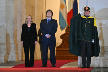 Giorgia Meloni y Javier Milei posan antes de su reunión en Roma.