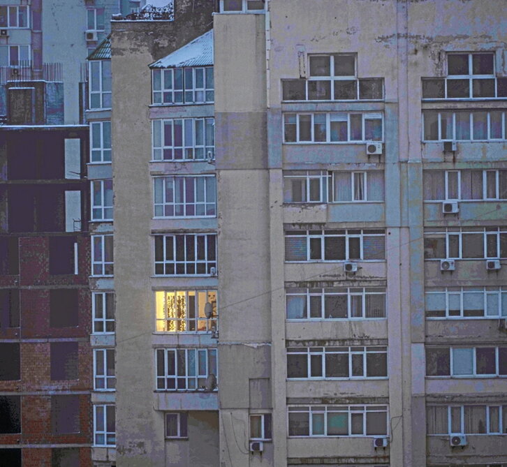 Un bloque de viviendas apenas sin luz en Kiev.