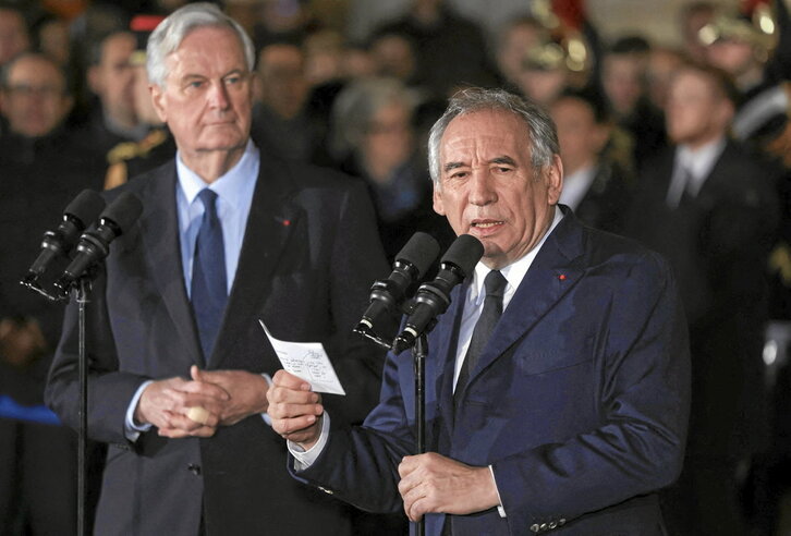 El recién nombrado primer ministro francés, François Bayrou (dcha.), flanqueado por el primer ministro saliente, Michel Barnier (izq.).