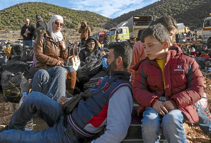 Familias sirias esperando cruzar la frontera libanesa.